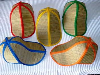 chapeu de palha estilo boné com detalhes coloridos